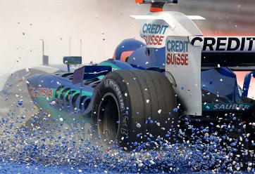Afbeelding: Een wagen van het Sauber Petronas team maakt een schuiver"