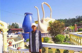Afbeelding: Ayah Pin met de inmiddels vernietigde theepot"