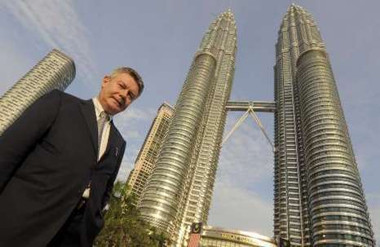 Afbeelding: Minister De Gucht bij de Petronas Twin Towers in Kuala Lumpur"