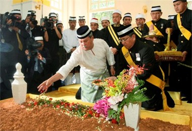 Afbeelding: Begrafenis van sultan Iskandar Ismail (1932-2010)."