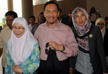 Afbeelding: Anwar Ibrahim met vrouw en dochter in de rechtbank op 3 maart jongstleden."