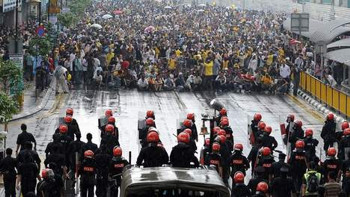 Afbeelding: Bersih 2.0 betogers vs. de oproerpolitie in Kuala Lumpur"