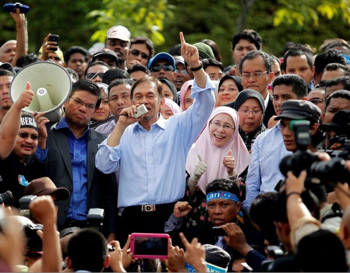Afbeelding: Anwar Ibrahim begin vorige week na zijn vrijspraak tussen aanhangers in Kuala Lumpur."