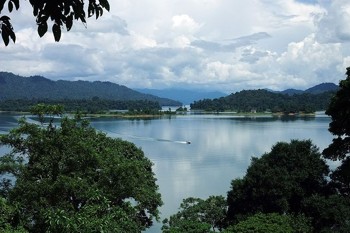 Afbeelding: Het Kenyir Lake heeft vele watervallen, maar een daarvan zal voortaan worden afgeschermd en enkel nog door vrouwen bezocht worden."